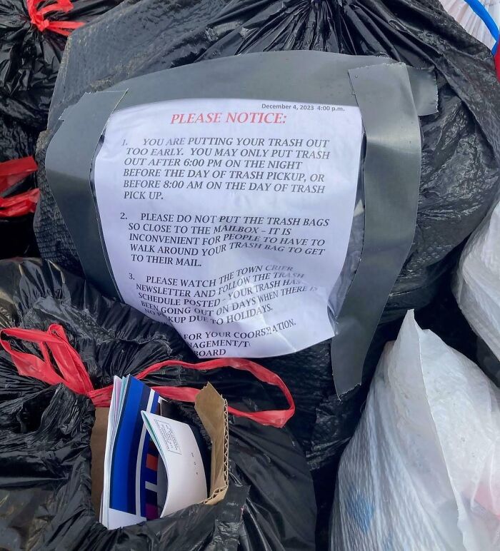 El presidente de la asociación ha empezado a pegar notas en la basura