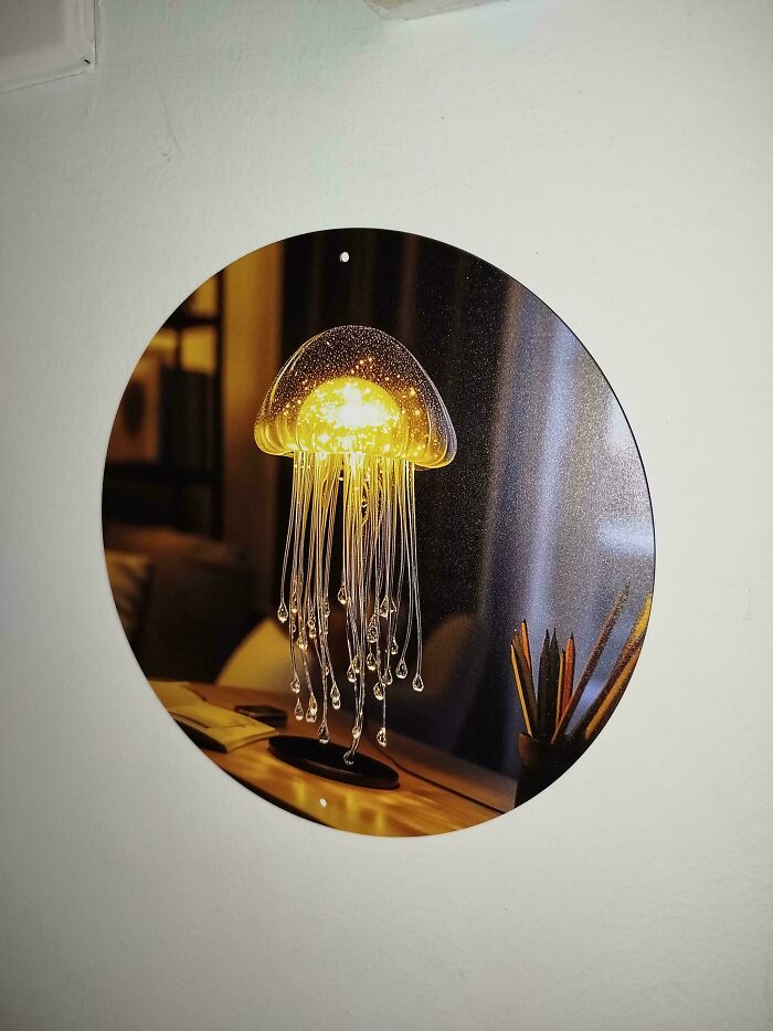 Funny online shopping fail with a jellyfish lamp wall sticker instead of a real lamp.