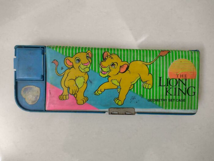 Old-school Lion King geometry set case with colorful design, bringing back memories.