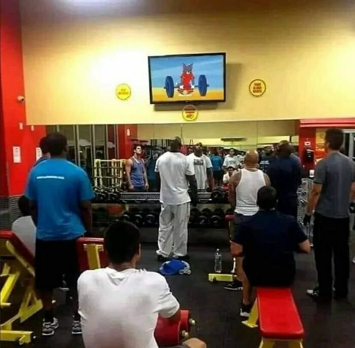 Personas en gimnasio viendo dibujos animados con momentos que causan risa, parte de imágenes que gozan gran popularidad viral.