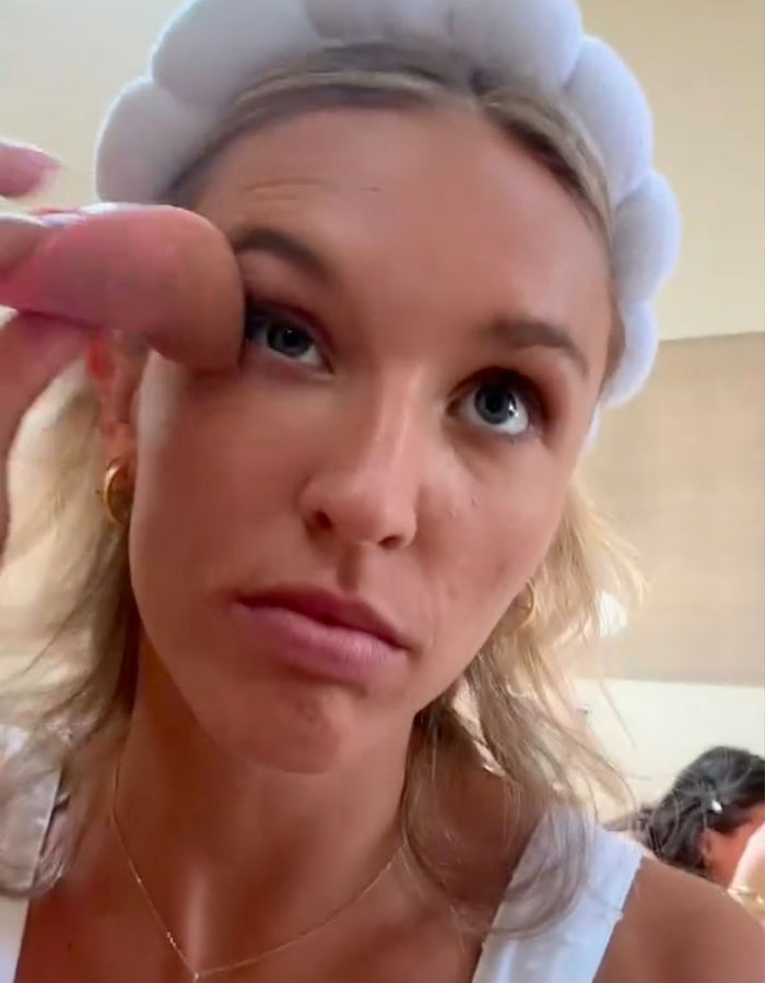 Bride Washes Off Professional Makeup 20 Minutes Before Wedding Because She Doesn’t Like It, Sparks Outrage Bride Washes Off Professional Makeup 20 Minutes Before Wedding Because She Doesn’t Like It, Sparks Outrage