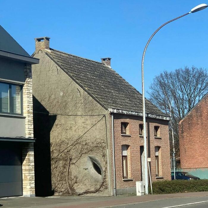 Bad house design with odd window placement on the side, observed by a Belgian enthusiast.