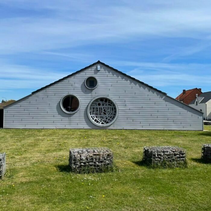 Unusual house design with circular windows spotted by a Belgian, showcasing hilariously bad architecture.