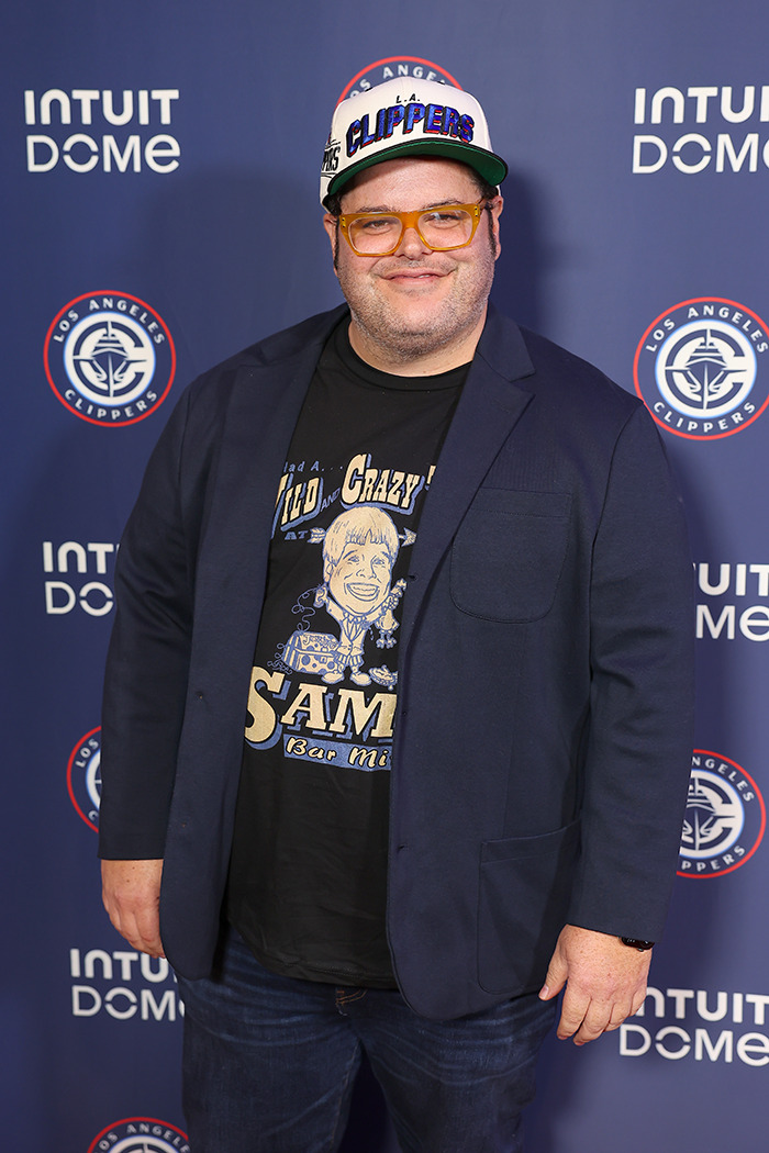 Josh Gad posing at a red carpet.