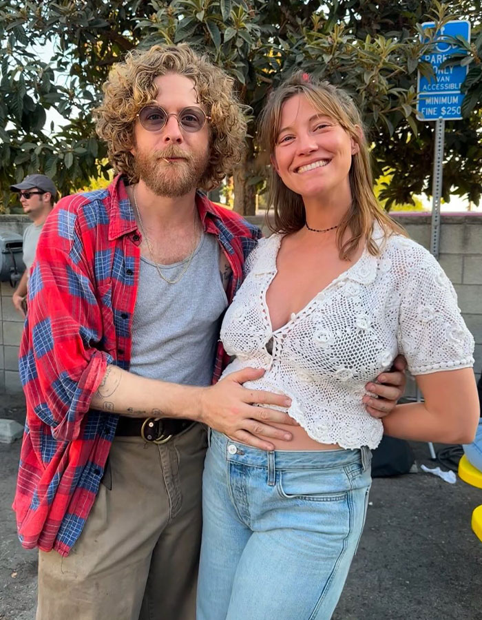 “You Have Enough Money”: Millionaire Actress Mandy Moore Draws Criticism For Wildfire GoFundMe “You Have Enough Money”: Millionaire Actress Mandy Moore Draws Criticism For Wildfire GoFundMe