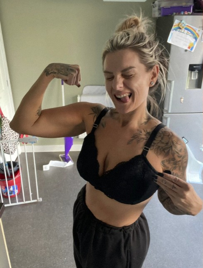 Kelly Wynne flexing in black bra after weight loss transformation from walking 10k steps daily with stroller. Kelly Wynne flexing in black bra after weight loss transformation from walking 10k steps daily with stroller.