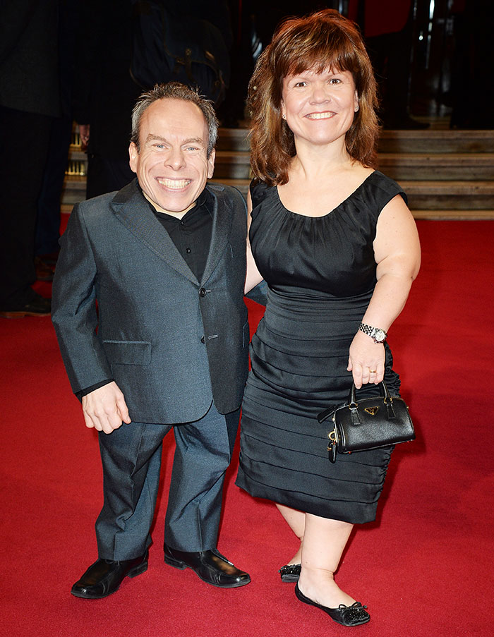 People Sympathize With ‘Harry Potter’ Actor Warwick Davis As He Sues Hospital After Wife’s Passing People Sympathize With ‘Harry Potter’ Actor Warwick Davis As He Sues Hospital After Wife’s Passing