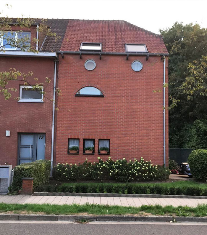 Hilariously bad house with windows resembling a face, spotted by a Belgian guy.