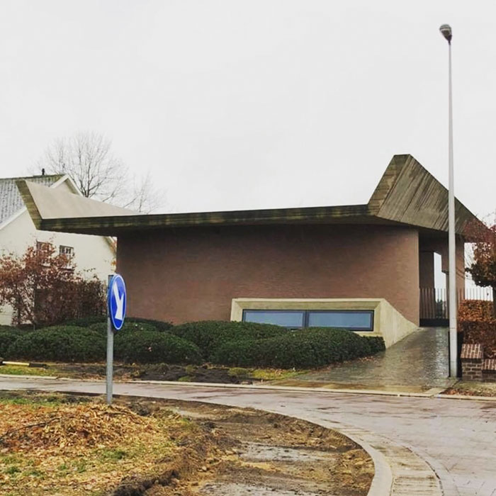 Hilariously bad house with an unusual upside-down design spotted by a Belgian.