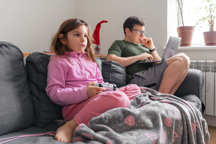 “I Cut Contact With Him”: 30 Parenting Mistakes From Dads That Leave Scars On Daughters