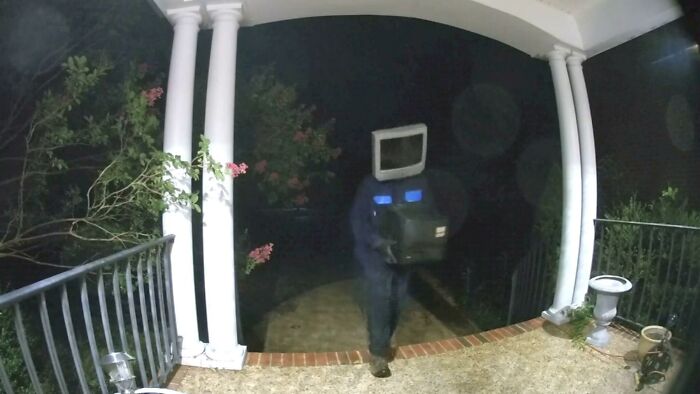 From Bad Decisions To Bizarre Timing, Here Are 40 Cursed Images That Defy Explanation