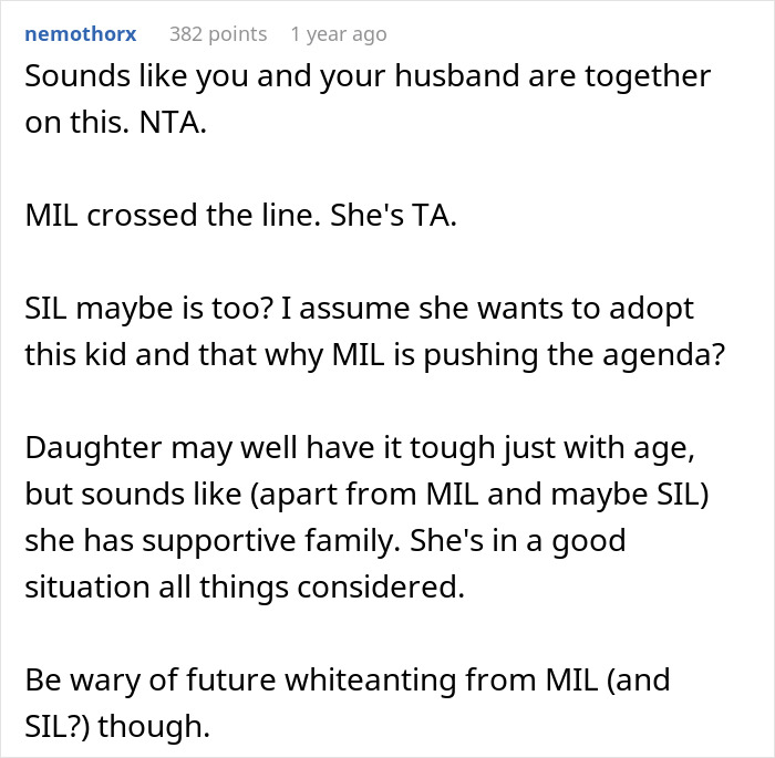 Text exchange discussing a mom defending her daughter against grandmother&rsquo;s attempt to take her baby.