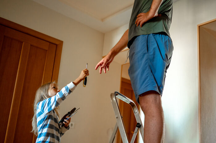 “I Cut Contact With Him”: 30 Parenting Mistakes From Dads That Leave Scars On Daughters