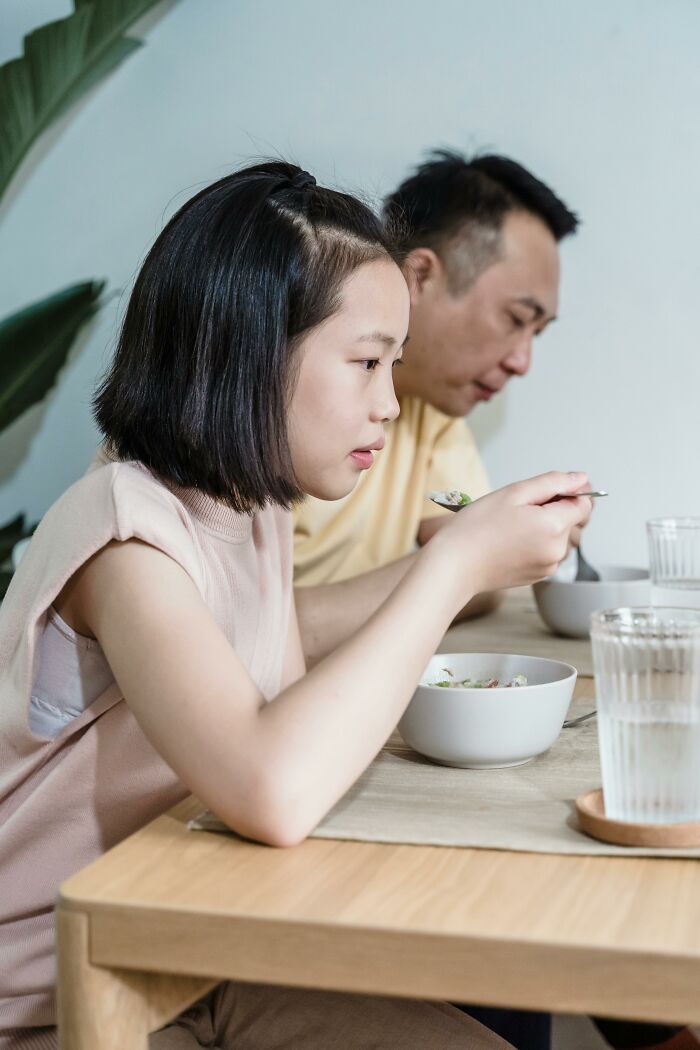 “I Cut Contact With Him”: 30 Parenting Mistakes From Dads That Leave Scars On Daughters