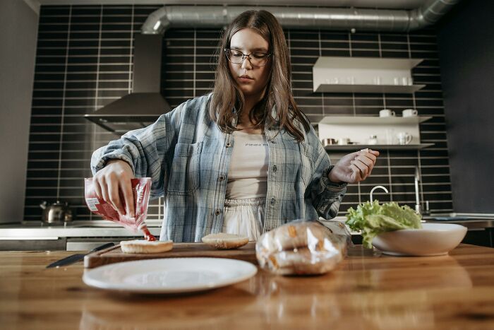 “I Cut Contact With Him”: 30 Parenting Mistakes From Dads That Leave Scars On Daughters