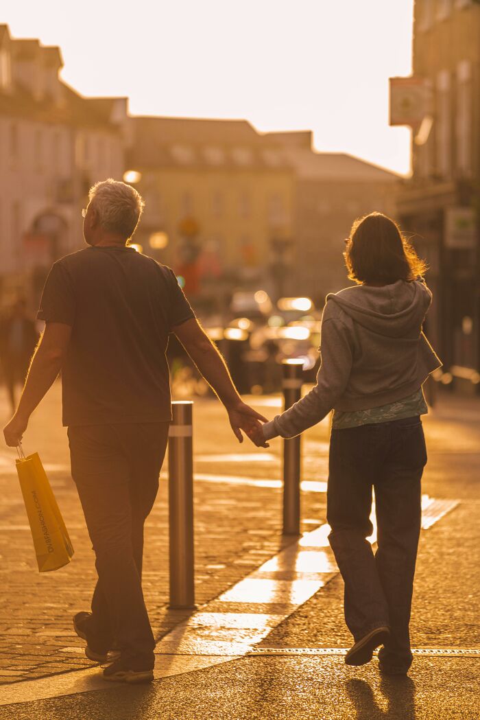 “I Cut Contact With Him”: 30 Parenting Mistakes From Dads That Leave Scars On Daughters