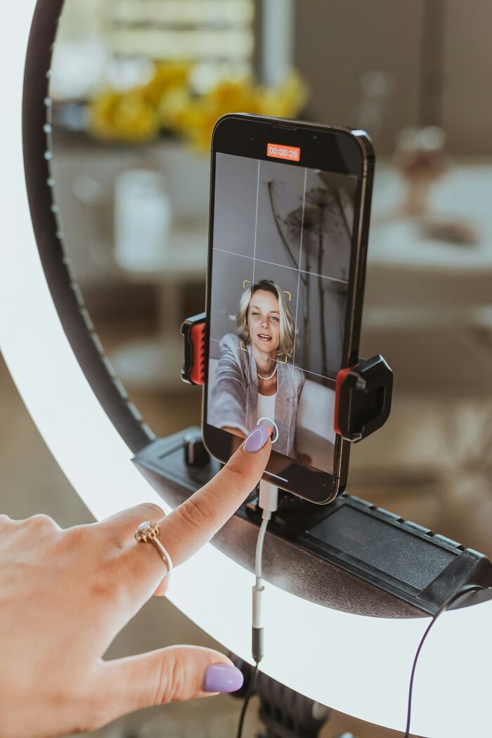 These 36 Server Stories About Celeb Encounters Are A Reminder To Always Be Polite