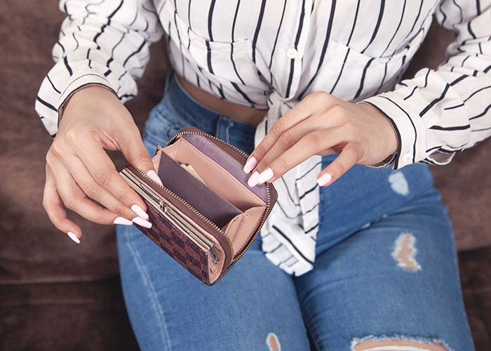 Woman Gives Her Freeloader Friend A Taste Of Her Own Medicine, Dinner Gets Awkward