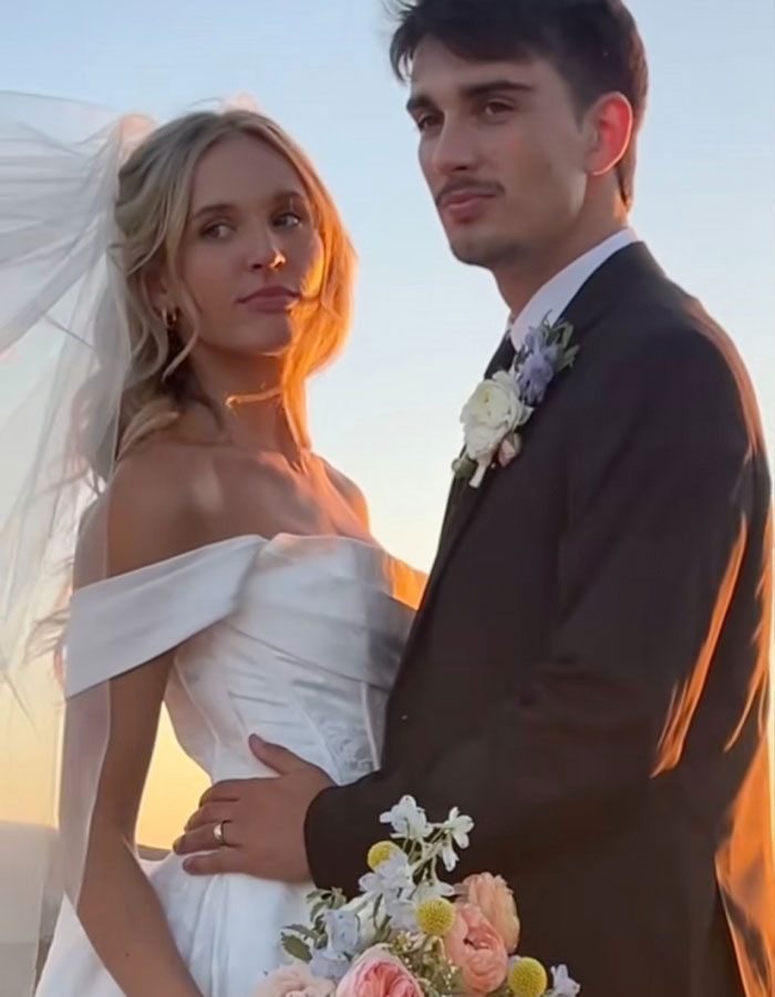 Bride Washes Off Professional Makeup 20 Minutes Before Wedding Because She Doesn’t Like It, Sparks Outrage Bride Washes Off Professional Makeup 20 Minutes Before Wedding Because She Doesn’t Like It, Sparks Outrage