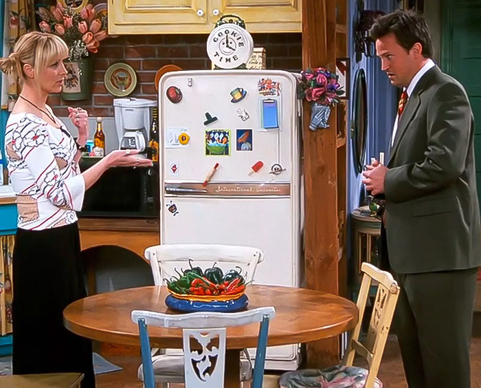 &ldquo;Timing Is Everything&rdquo;: Lisa Kudrow Finds Note Left By Matthew Perry Inside &lsquo;Friends&rsquo; Cookie Jar