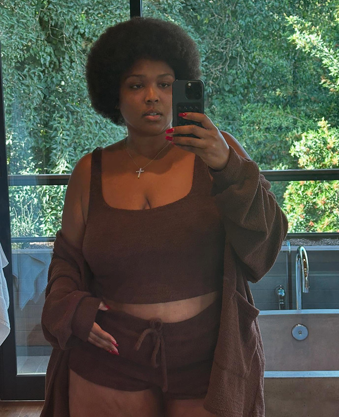 Lizzo taking a mirror selfie in a brown outfit, showcasing weight loss progress. Lizzo taking a mirror selfie in a brown outfit, showcasing weight loss progress.