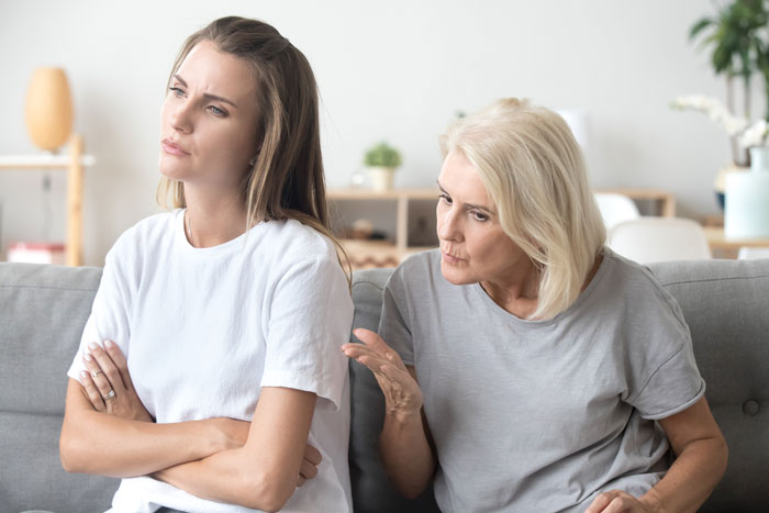 Overbearing Mom Wants To Track Adult Daughter&rsquo;s Phone, Won&rsquo;t Take No For An Answer