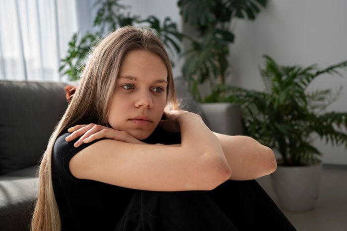 26YO Holds Lifelong Grudge Against 16YO Sis For Having A Modern Name, Turns Nasty Over It