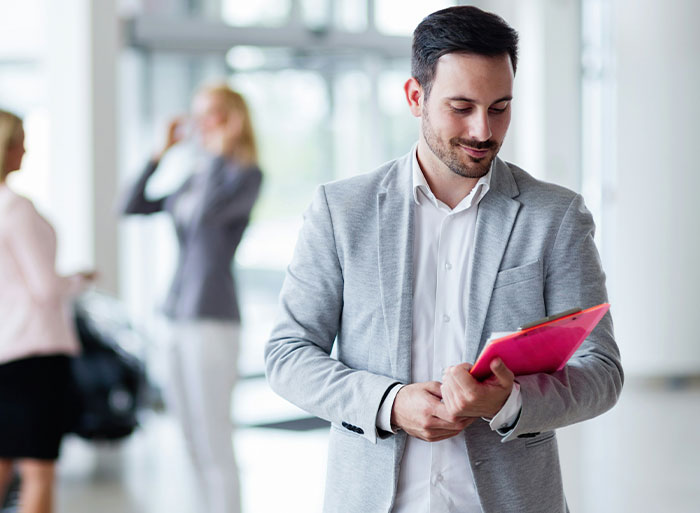 23 Comportamientos lamentables de personas que "tocaron techo" en el instituto