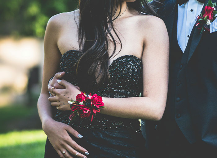 40 Cringey Behaviors That Scream “I Peaked In High School”