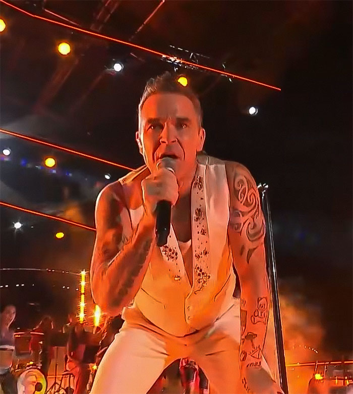 &ldquo;Never Seen Anything Like That&rdquo;: Robbie Williams Slammed For Blaming Fan For Mistake At NYE Gig