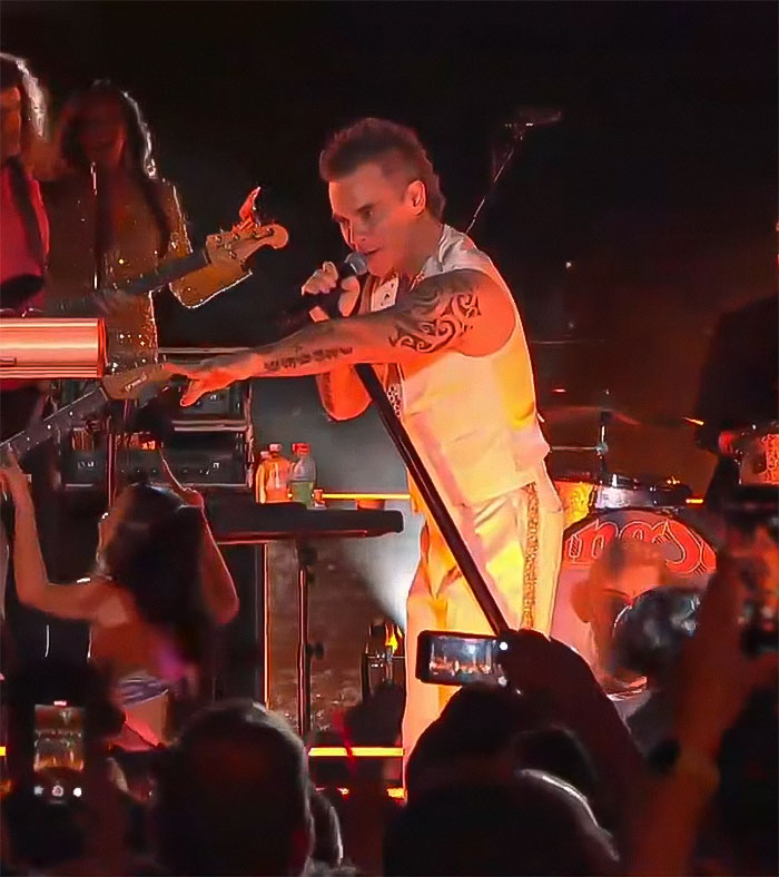 &ldquo;Never Seen Anything Like That&rdquo;: Robbie Williams Slammed For Blaming Fan For Mistake At NYE Gig