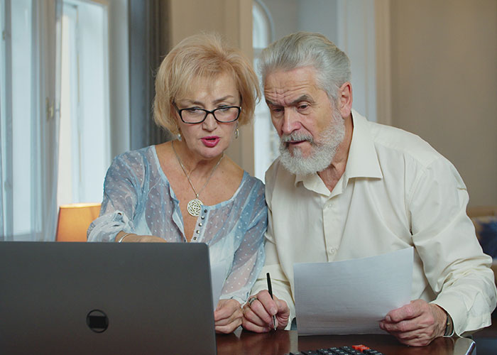 30 Examples Of “Teaching Your Grandparents To Use The Internet” From Previous Generations