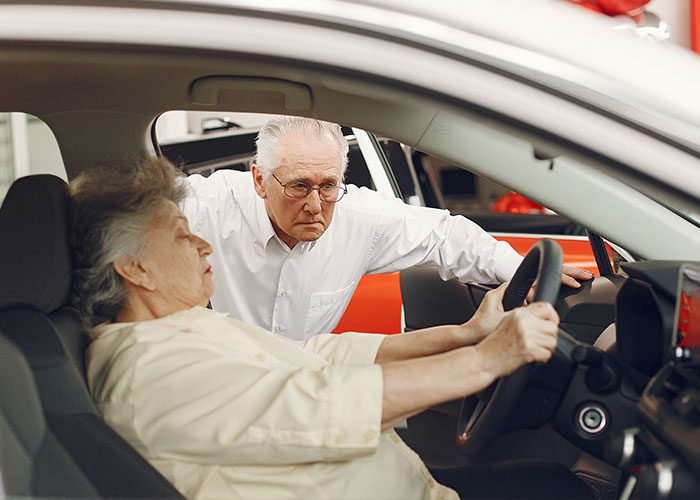 30 Examples Of “Teaching Your Grandparents To Use The Internet” From Previous Generations