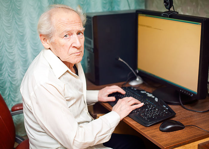 30 Examples Of “Teaching Your Grandparents To Use The Internet” From Previous Generations