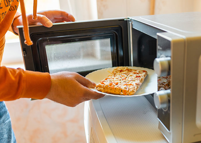 30 Examples Of “Teaching Your Grandparents To Use The Internet” From Previous Generations