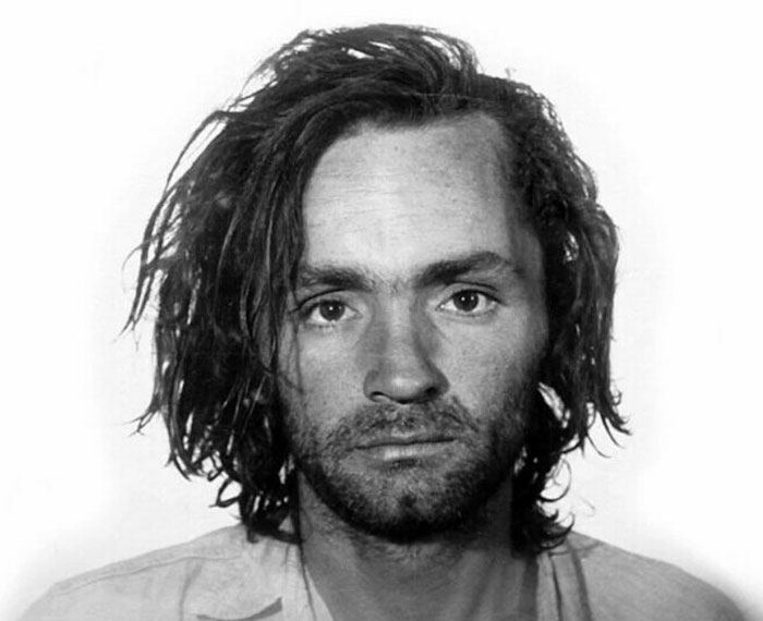 Charles Milles Manson fue un delincuente, líder sectario y músico estadounidense que dirigió la Familia Manson, una secta con sede en California a finales de la década de 1960 y principios de la de 1970.
