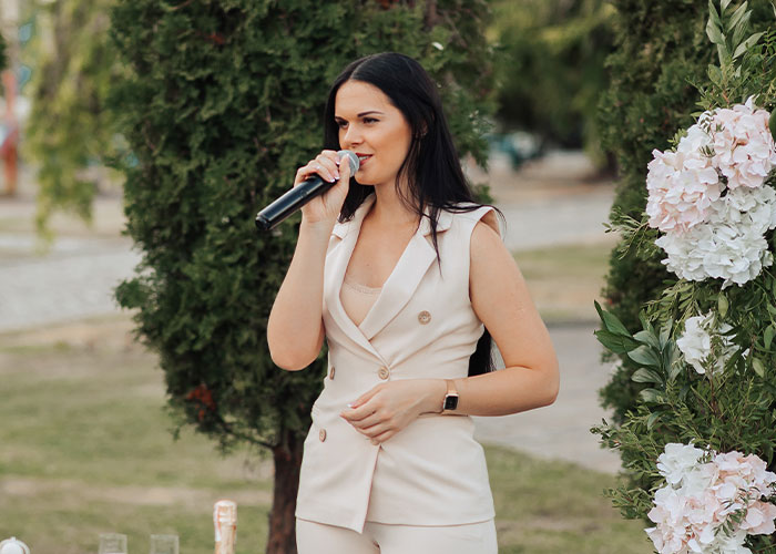Bride’s Wedding Speech Roasts Her Sister, Ends In Tears And A Walkout Bride’s Wedding Speech Roasts Her Sister, Ends In Tears And A Walkout