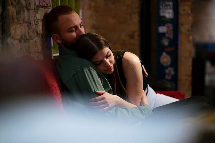 Sleep-Deprived Wife Loses It As Sick Husband Keeps Waking Her Up, Then Asks For Help Sleep-Deprived Wife Loses It As Sick Husband Keeps Waking Her Up, Then Asks For Help