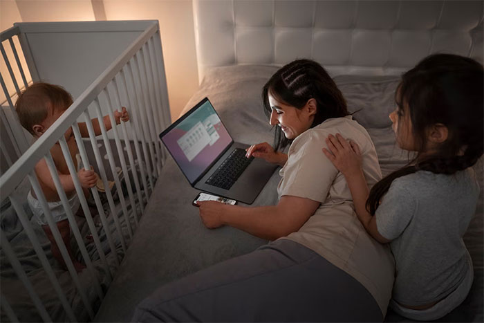 Sleep-Deprived Wife Loses It As Sick Husband Keeps Waking Her Up, Then Asks For Help Sleep-Deprived Wife Loses It As Sick Husband Keeps Waking Her Up, Then Asks For Help