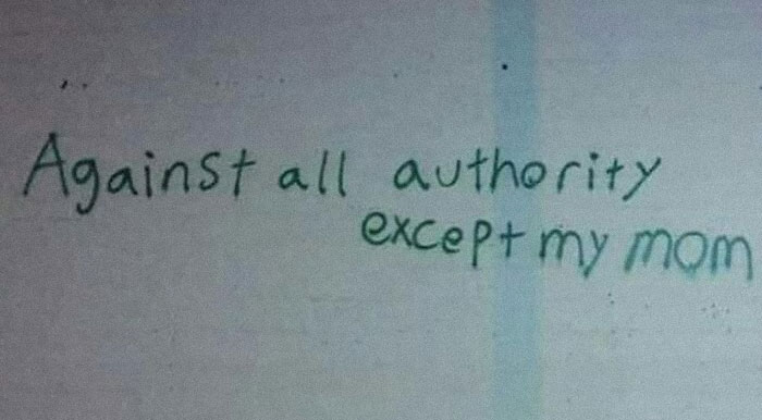 Texto divertido en una pared: "Contra toda autoridad excepto mi mamá".