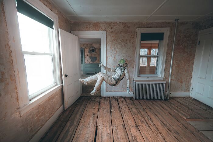 I Travel Around The Country Taking Self-Portraits In An Astronaut Suit