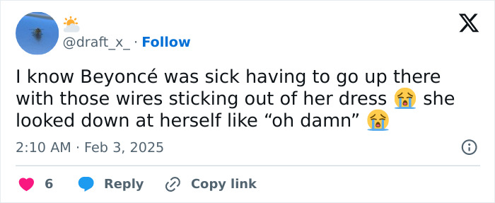 Tweet about Beyonc&eacute;'s wardrobe malfunction at the Grammys, mentioning wires sticking out of her dress.