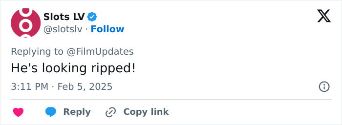 Tweet from Slots LV commenting on Jonathan Bailey&rsquo;s muscles, saying, "He's looking ripped!