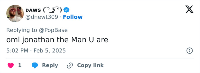 Tweet reacting to Jonathan Bailey's muscles going viral.