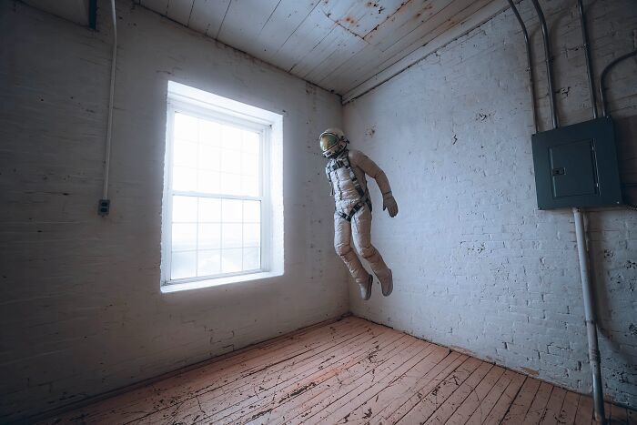 I Travel Around The Country Taking Self-Portraits In An Astronaut Suit