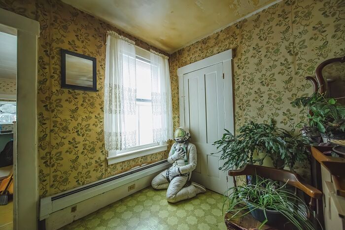 I Travel Around The Country Taking Self-Portraits In An Astronaut Suit