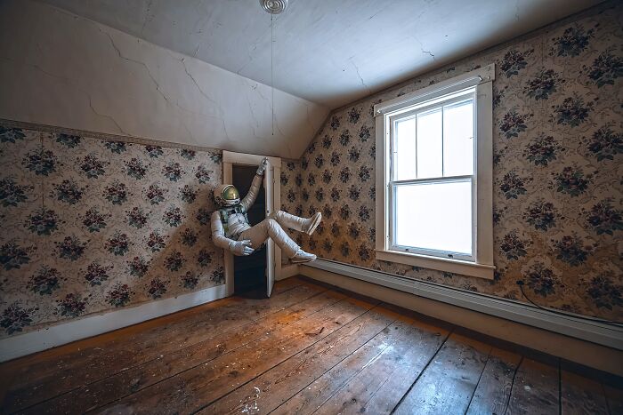 I Travel Around The Country Taking Self-Portraits In An Astronaut Suit