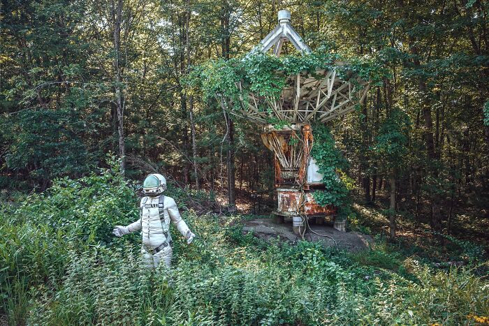 I Travel Around The Country Taking Self-Portraits In An Astronaut Suit