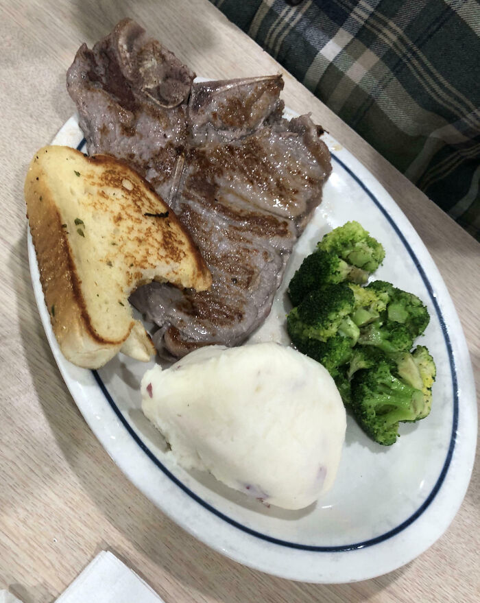 Plate of steak with toast, mashed potatoes, and broccoli, illustrating common food scams in dining portions.