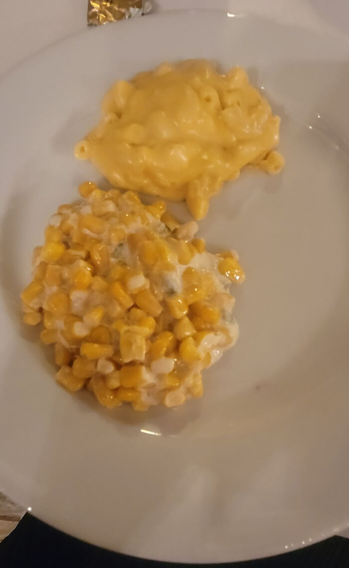 Macaroni and corn on a plate illustrating budget-wedding fails in catering.
